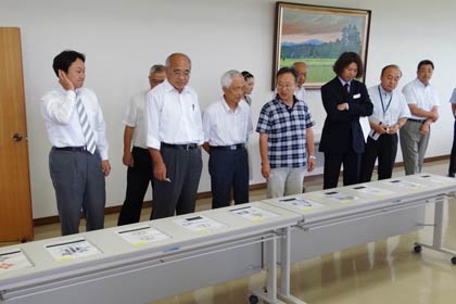 17日開かれた第9回三条市立嵐南小学校校名等制定委員会、右から3人目が新任委員の小林知行さん