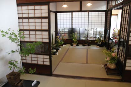 みんくるで開かれた華道「月輪未生流」三条支部の作品展