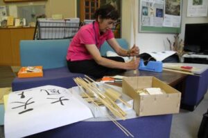 22日に長善館たこ作り教室を開く燕市長善館史料館でたこ作りの材料を準備する職員