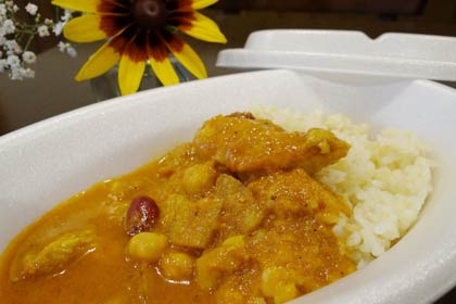 「野菜の食卓 Vege Table」が22、23の2日間、の三条市総合運動公園芝生広場で開かれる「第六回三条クラフトフェア in 槻の森」に向けて考案した新メニュー「ベジテーブル・ハウスカレー」