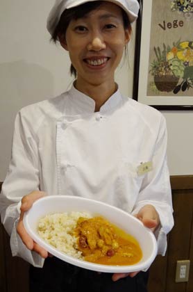 「ベジテーブル・ハウスカレー」を食べに「第六回三条クラフトフェア in 槻の森」へたの来場を呼びかける「野菜の食卓 Vege Table」