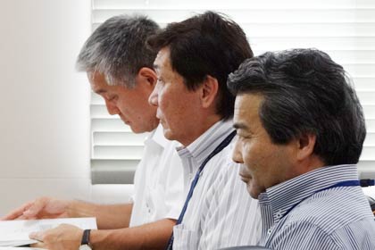 報告をする市教委