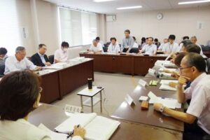 9日開かれた三条市議会総務常任委員会協議会で三条市教委がスクールバスの事故を報告