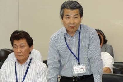 報告する長谷川教育長（右）