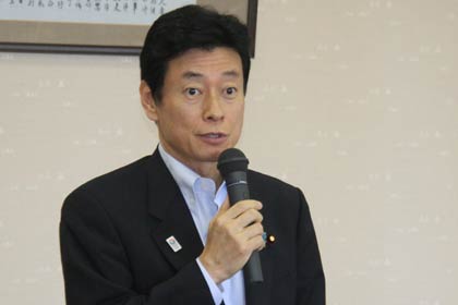 三条商工会議所で開かれた燕三条地域の経済団体の経営者と地域経済に関する懇談会であいさつする内閣府の西村副大臣