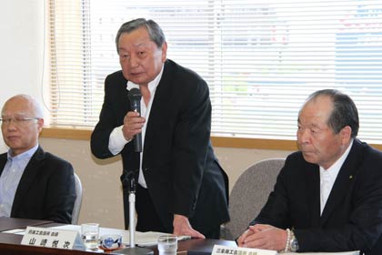 あいさつする山崎燕商工会議所会頭
