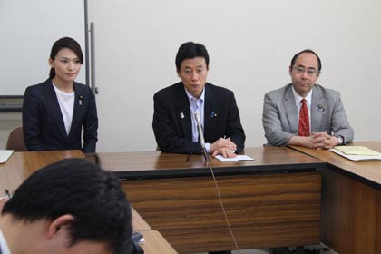 懇談会後に取材に応じる西村副大臣(中央)と金子恵美(左)、細田健一(右)代議士