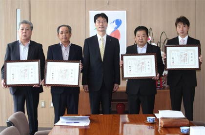 燕市が優良工事表彰式、左から土田組、春木建設、鈴木市長、太子電気、繁原設備工事