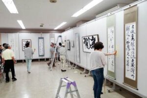21、22、23の3日間、三条市中央公民館で第26回書道展を開いている三條蘭亭会の展示作業のようす