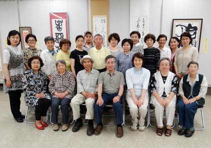  展示会場で三條蘭亭会会員の記念撮影