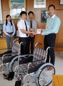 (有)家具のまるやまが三条市に車いす2台を寄付、同社の丸山さんから国定市長に目録を贈呈