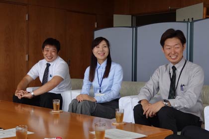 左から(有)家具のまるやまの丸山さん、竹之内さん、佐藤さん