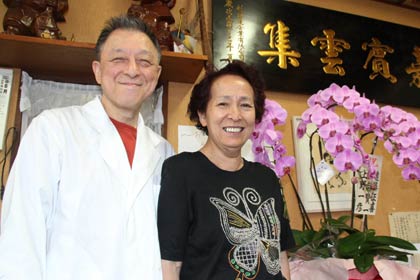 杭州飯店の主人、徐勝二さんと妻の富子さん