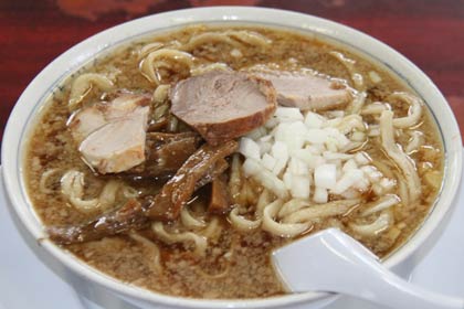  杭州飯店の背脂ラーメンは太めんにタマネギが特徴