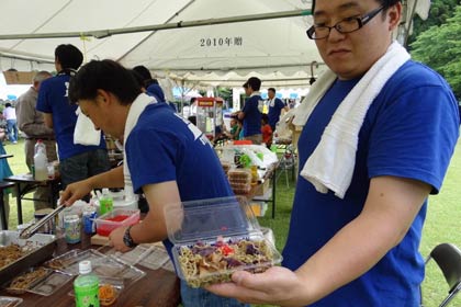 22日限りで栄商工会青年部が販売した「花菖蒲焼きそば」
