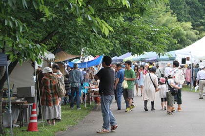 22、23日と三条市槻の森運動公園内芝生広場で開かれている「第6回三条クラフトフェア in 槻の森」