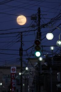 三条市・中央商店街の上に浮かぶスーパームーン1時間前の満月（午後7時34分）