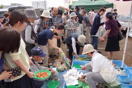 22日にJAにいがた南蒲の本店職員駐車場で開かれたことし初めての「なんかん育ち　軽トラ市場」