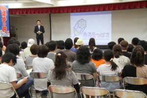この夏の「寺子屋つばさ100km徒歩の旅」に向けて23日、燕市文化センターで開かれた保護者事業説明会