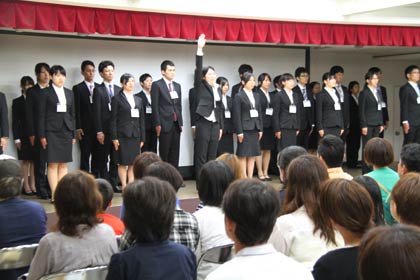 規律正しく自己紹介する学生スタッフ