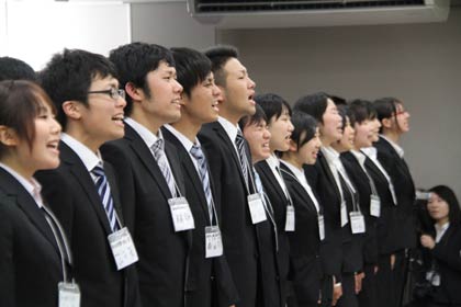 綱領、心得を唱和する学生スタッフ