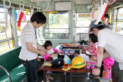 かぼちゃ電車の中で短冊に願いごとを書く