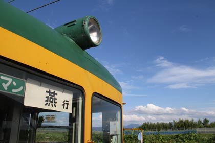 燕行の札を下げたかぼちゃ電車