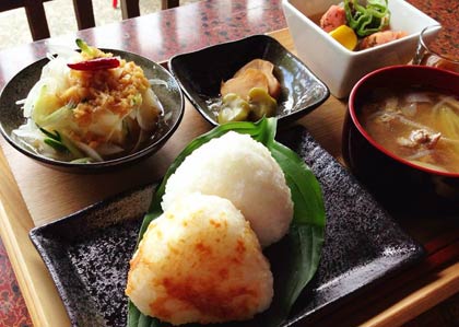 農家レストラン『やさいのへや』で一番人気のメニュー『味噌おむすび』など