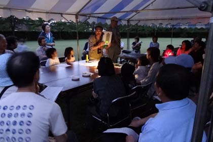 しらさぎ森林公園で22日夜、開かれた「クイズDEホタルウォッチング」