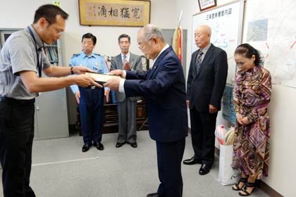 死亡事故ゼロの2,000日を達成した三条市交通安全協会下田支部に国定三条市長と小林三条署長から感謝状