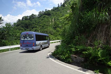 25日の内覧会で運行された「秘境八十里越体感バス」