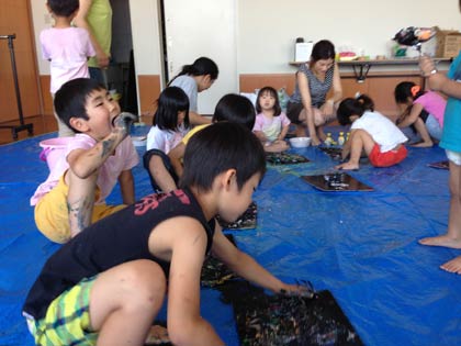 25日開かれた「はっぴーザウルス」の「にじコトのじかん」で紙粘土で遊ぶ子どもたち