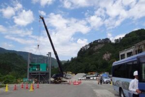 八十里越で行方不明になった作業員2人、弁当ひとつとあめなどでたき火をして雨の降った夜を過ごして救助を待つ