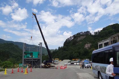 作業員2人が測量に入った付近で25日撮影