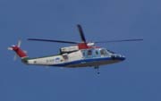 2人をピックアップ方式で救助した県警のヘリコプター（23日の三条市防災訓練で撮影）