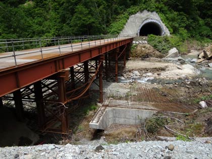 25日行われた三条市の秘境八十里越体感バス内覧会で撮影した県境付近のようす