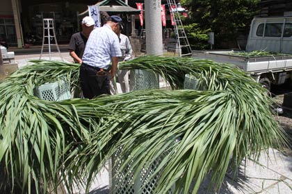燕・戸隠神社で茅の輪の製作