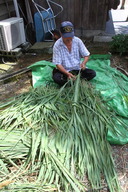 参拝者に魔除けの茅萱に切り紙を下げたものを配布するためにその準備も