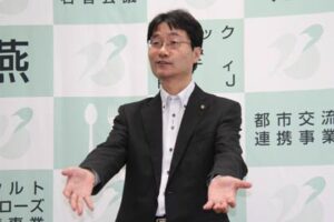 記者会見する鈴木市長