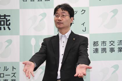 記者会見する鈴木市長