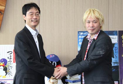 鈴木力市長に取材して握手する津田さん