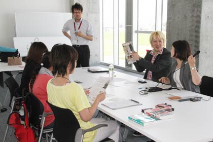 「つばめ若者会議」のパネリストに取材するようす