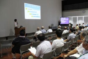 30日、燕市役所つばめホールで開かれた「市長とのふれあいトーク」