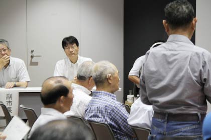 市民の質問を聞く鈴木市長