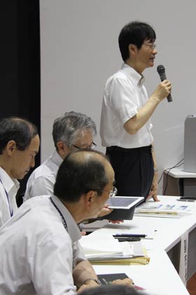 市民の質問に答える鈴木市長