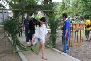 田上町の土生田神社で行われた夏越の大はらえの茅の輪くぐり