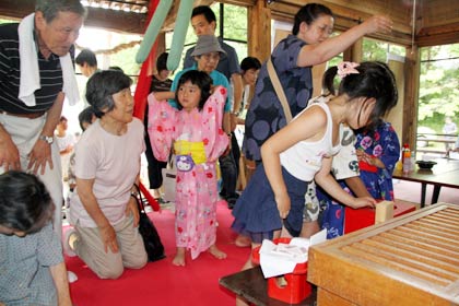 茅の輪をくぐったら拝殿で参拝