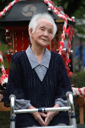 100歳になる高井さんも書のパフォーマンスを境内で見学