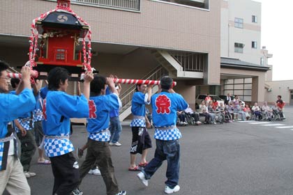 みこしが境内の外へ出て介護老人保健施設「晴和会田上園」を訪問