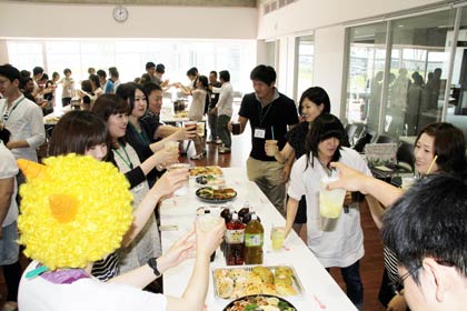 交流会では軽食を食べながら自己紹介